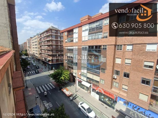 SE VENDE PISO EN AVDA. RAMON Y CAJAL DE 3 HABITACIONES Y 2 BAÑOS POR 220000€