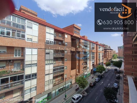 SE VENDE PISO EN AVDA. RAMON Y CAJAL DE 3 HABITACIONES Y 2 BAÑOS POR 220000€