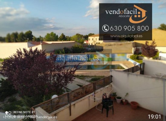 SE VENDE ADOSADO EN VILLAR DE CHINCHILLA DE 4 HABITACIONES CON PISCINA COMUNITARIA POR 133000€