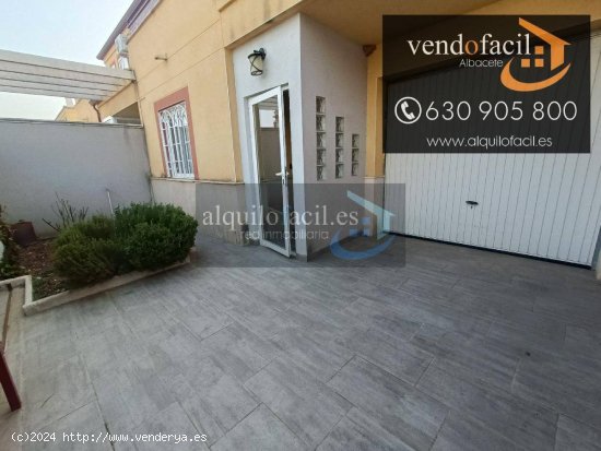  SE VENDE ADOSADO EN LA GINETA DE 4 HABITACIONES Y 3 BAÑOS CON PATIO DE 40 METROS POR 165000€ 