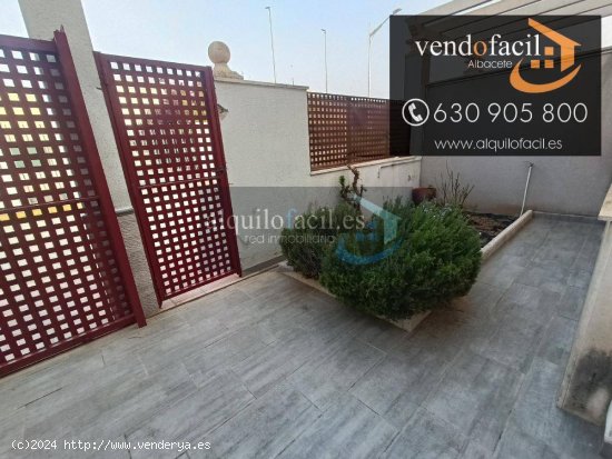 SE VENDE ADOSADO EN LA GINETA DE 4 HABITACIONES Y 3 BAÑOS CON PATIO DE 40 METROS POR 165000€