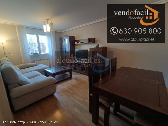 SE VENDE ADOSADO EN LA GINETA DE 4 HABITACIONES Y 3 BAÑOS CON PATIO DE 40 METROS POR 165000€