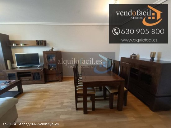 SE VENDE ADOSADO EN LA GINETA DE 4 HABITACIONES Y 3 BAÑOS CON PATIO DE 40 METROS POR 165000€