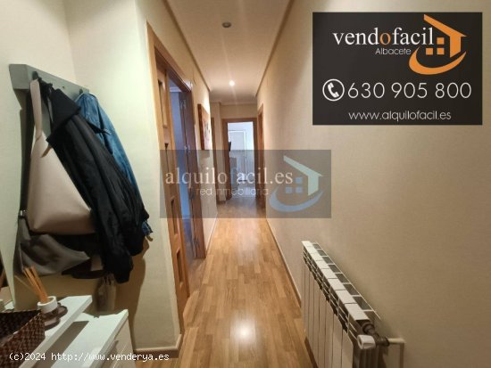 SE VENDE ADOSADO EN LA GINETA DE 4 HABITACIONES Y 3 BAÑOS CON PATIO DE 40 METROS POR 165000€