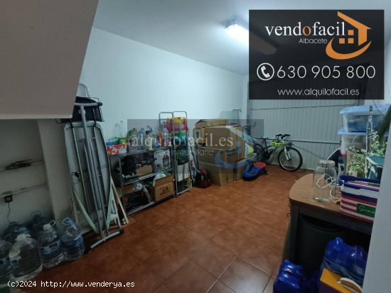 SE VENDE ADOSADO EN LA GINETA DE 4 HABITACIONES Y 3 BAÑOS CON PATIO DE 40 METROS POR 165000€