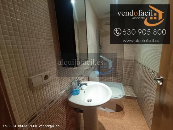 SE VENDE ADOSADO EN LA GINETA DE 4 HABITACIONES Y 3 BAÑOS CON PATIO DE 40 METROS POR 165000€