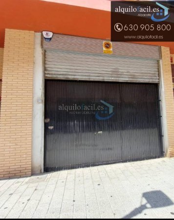 SE ALQUILA LOCAL CON VADO EN C/ PONIENTE DE 100 METROS POR 600€