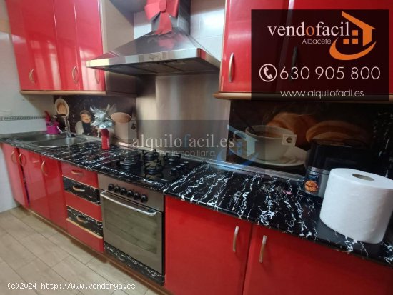 SE VENDE PISO EN C/ HERMANOS PINZÓN DE 3 HABITACIONES Y 2 BAÑOS CON PATIO DE 30 METROS Y TRASTERO 