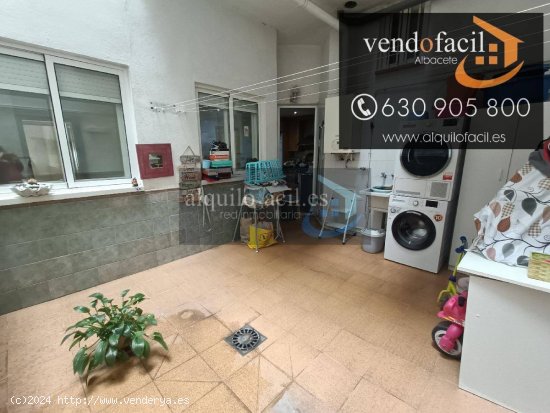  SE VENDE PISO BAJO + GARAJE + TRASTERO DE 3 HABITACIONES Y 2 BAÑOS CON PATIO DE 15 METROS POR 22000 