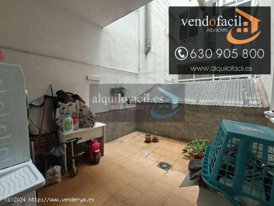 SE VENDE PISO BAJO + GARAJE + TRASTERO DE 3 HABITACIONES Y 2 BAÑOS CON PATIO DE 15 METROS POR 22000