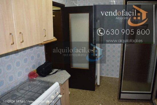  SE VENDE PISO EN LA GINETA DE 3 HABITACIONES Y TERRAZA 150 METROS POR 53000€ 