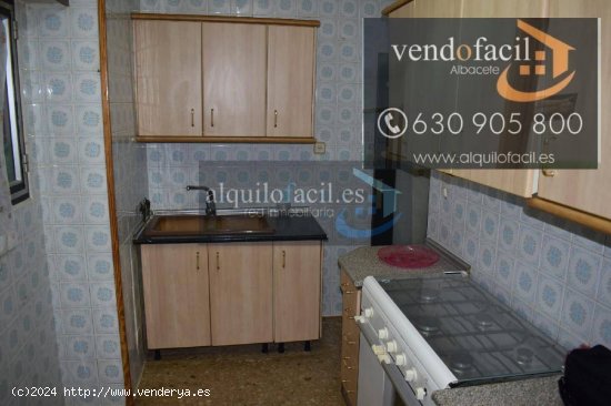 SE VENDE PISO EN LA GINETA DE 3 HABITACIONES Y TERRAZA 150 METROS POR 53000€