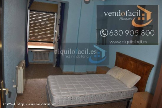 SE VENDE PISO EN LA GINETA DE 3 HABITACIONES Y TERRAZA 150 METROS POR 53000€