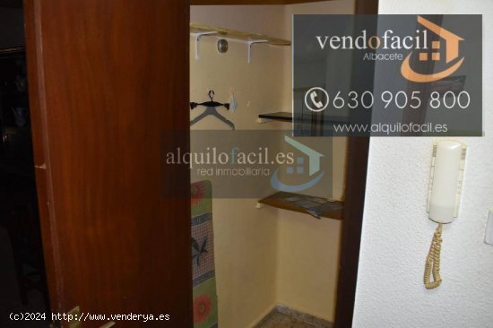 SE VENDE PISO EN LA GINETA DE 3 HABITACIONES Y TERRAZA 150 METROS POR 53000€