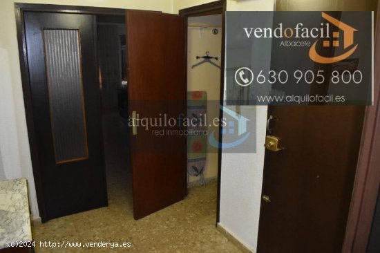 SE VENDE PISO EN LA GINETA DE 3 HABITACIONES Y TERRAZA 150 METROS POR 53000€