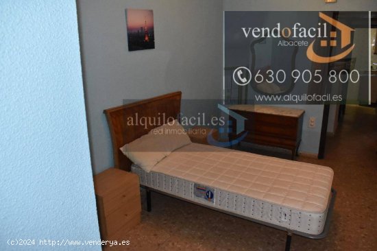 SE VENDE PISO EN LA GINETA DE 3 HABITACIONES Y TERRAZA 150 METROS POR 53000€