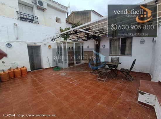 SE VENDE CASA EN NAVA DE ARRIBA DE 4 HABITACIONES Y PATIO DE 40 METROS