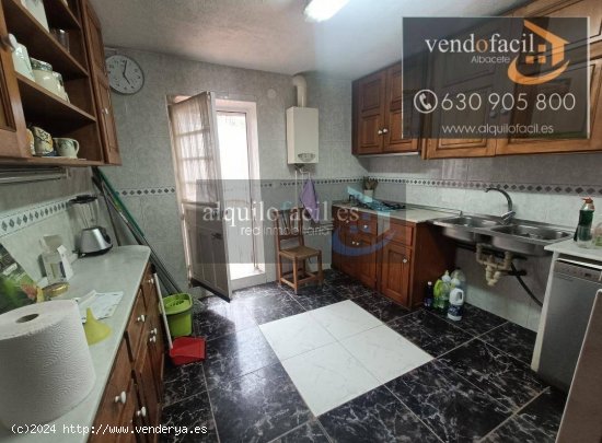 SE VENDE CASA EN NAVA DE ARRIBA DE 4 HABITACIONES Y PATIO DE 40 METROS