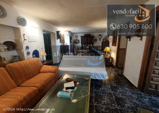 SE VENDE CASA EN NAVA DE ARRIBA DE 4 HABITACIONES Y PATIO DE 40 METROS