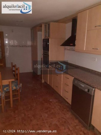 Alquilofacil-murcia alquila esta estupenda vivienda en la zona de abenarabi en 975€