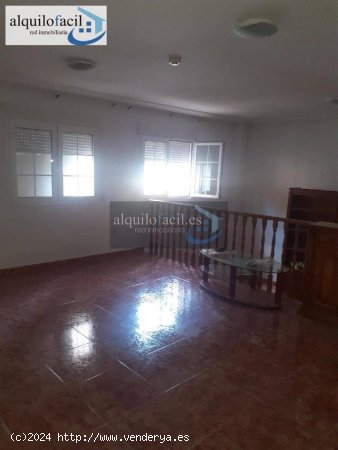 Alquilofacil-murcia alquila esta estupenda vivienda en la zona de abenarabi en 975€