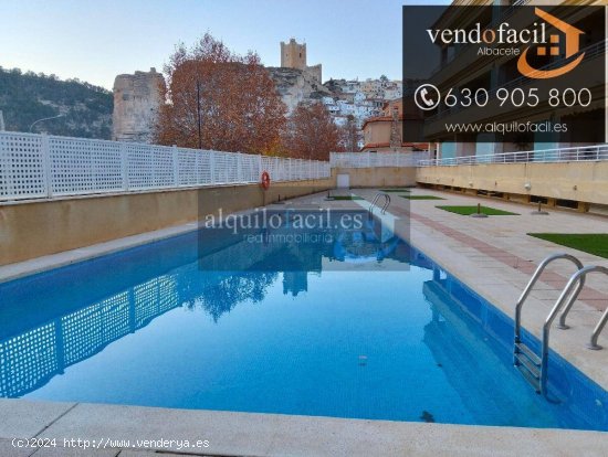 SE VENDE DUPLEX EN ALCALÁ DEL JÚCAR DE 4 HABITACIONES, 2 BAÑOS, PISCINA, GARAJE OPCIONAL Y TRASTE