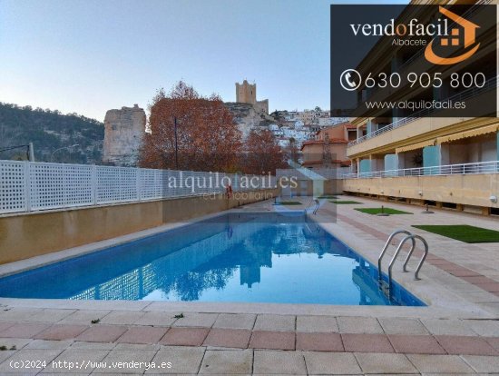 SE VENDE DUPLEX EN ALCALÁ DEL JÚCAR DE 4 HABITACIONES, 2 BAÑOS, PISCINA, GARAJE OPCIONAL Y TRASTE