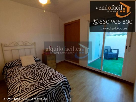 SE VENDE DUPLEX EN ALCALÁ DEL JÚCAR DE 4 HABITACIONES, 2 BAÑOS, PISCINA, GARAJE OPCIONAL Y TRASTE