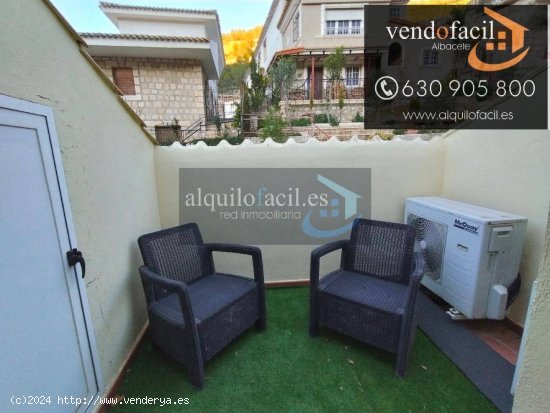 SE VENDE DUPLEX EN ALCALÁ DEL JÚCAR DE 4 HABITACIONES, 2 BAÑOS, PISCINA, GARAJE OPCIONAL Y TRASTE