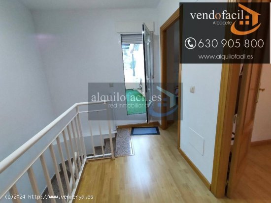 SE VENDE DUPLEX EN ALCALÁ DEL JÚCAR DE 4 HABITACIONES, 2 BAÑOS, PISCINA, GARAJE OPCIONAL Y TRASTE