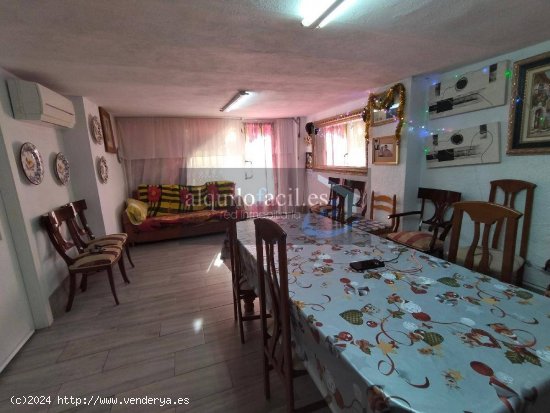 SE VENDE DUPLEX EN ZONA HOSPITAL DE 3 HABITACIONES Y 2 SALONES POR 120000€