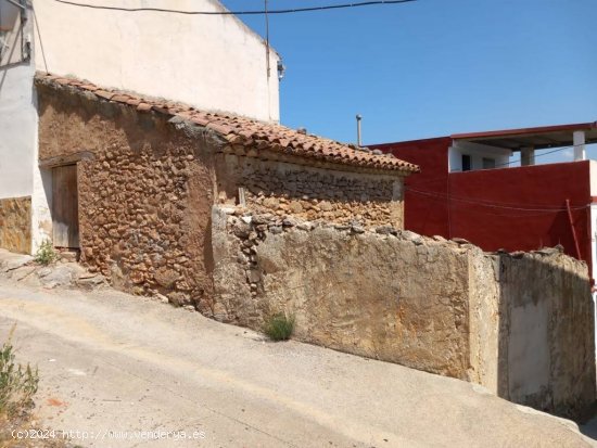 PAJAR URBANO EN VENTA QUE DA A TRES CALLES. PARA REFORMAR O CONSTRUIR