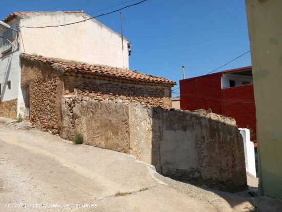 PAJAR URBANO EN VENTA QUE DA A TRES CALLES. PARA REFORMAR O CONSTRUIR