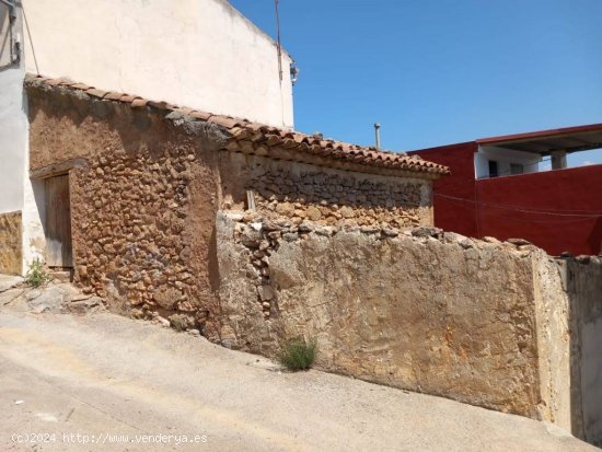 PAJAR URBANO EN VENTA QUE DA A TRES CALLES. PARA REFORMAR O CONSTRUIR