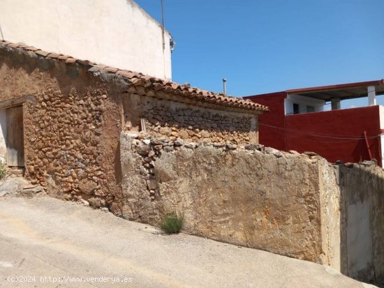 PAJAR URBANO EN VENTA QUE DA A TRES CALLES. PARA REFORMAR O CONSTRUIR