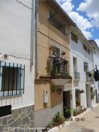 CASA DE PUEBLO EN CALLES