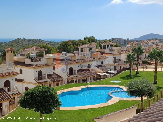 Bungalow con jardín, terraza y piscina comunitaria.