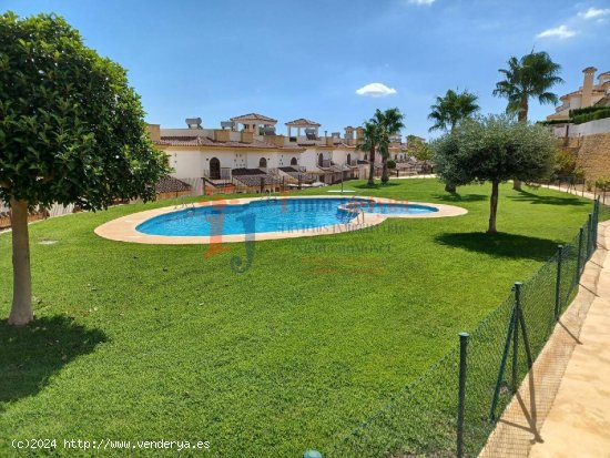 Bungalow con jardín, terraza y piscina comunitaria.