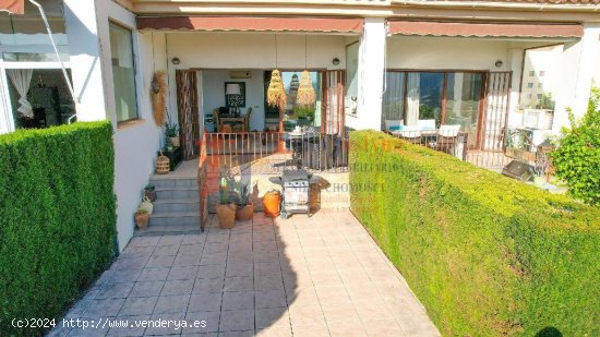 Bungalow con jardín, terraza y piscina comunitaria.