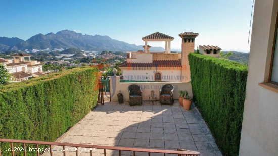 Bungalow con jardín, terraza y piscina comunitaria.