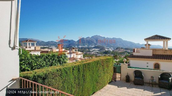 Bungalow con jardín, terraza y piscina comunitaria.