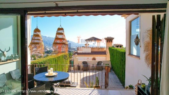 Bungalow con jardín, terraza y piscina comunitaria.