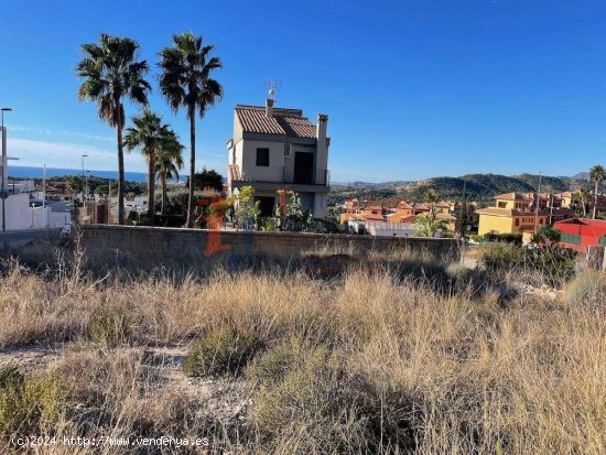 Parcela urbana con vistas al mar y orientación sur.