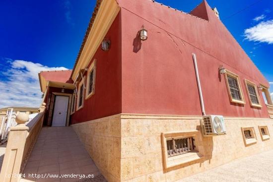 CHALET EN EN EL CENTRO DE LA MURADA - ALICANTE