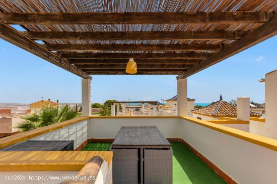  Acogedor chalet adosado en Los Altos, Torrevieja, con solárium privado y excelentes vistas al mar - 