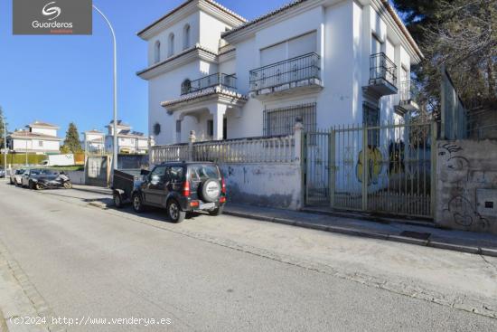 EDIFICACION Y PARCELA PARA USOS MULTIPLES. - GRANADA