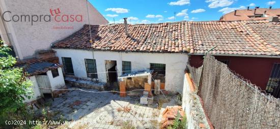  VENTA.-.CASA CON JARDIN.-.CALLE SAN GABRIEL.-.SEGOVIA - SEGOVIA 