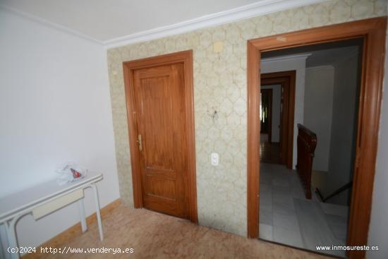 Piso en Desamparados (Orihuela), 150 m2. construidos. 4 habitaciones y 2 baños. ¡ PRECIO REBAJADO 