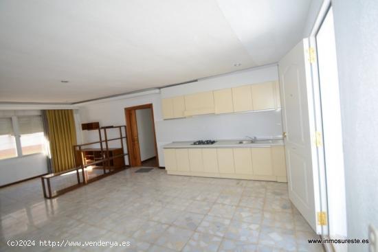 Piso en Desamparados (Orihuela), 150 m2. construidos. 4 habitaciones y 2 baños. ¡ PRECIO REBAJADO 