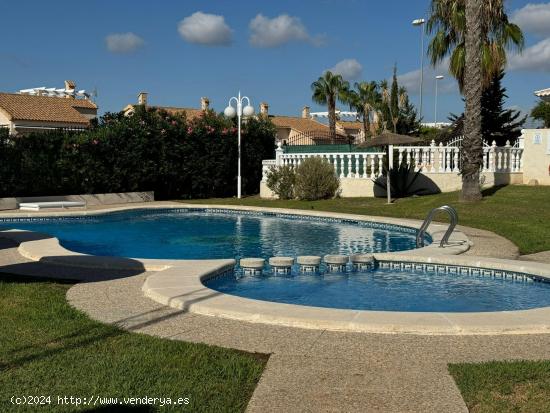 CHALET EN RESIDENCIAL VILLAS DEL DUQUE - ALICANTE